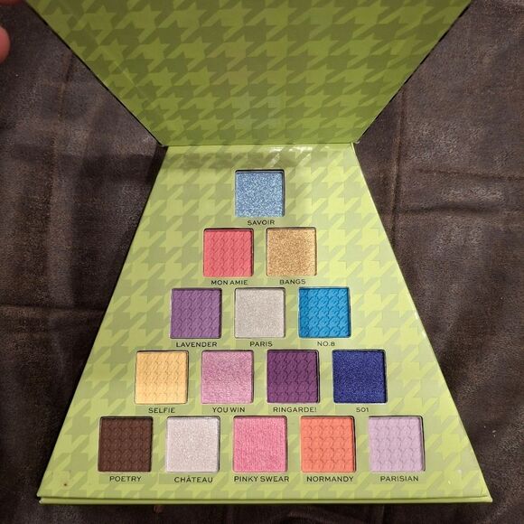 Revolution X Emily In Paris CITY of LOVE Eye Palette - Picture 6 of 8